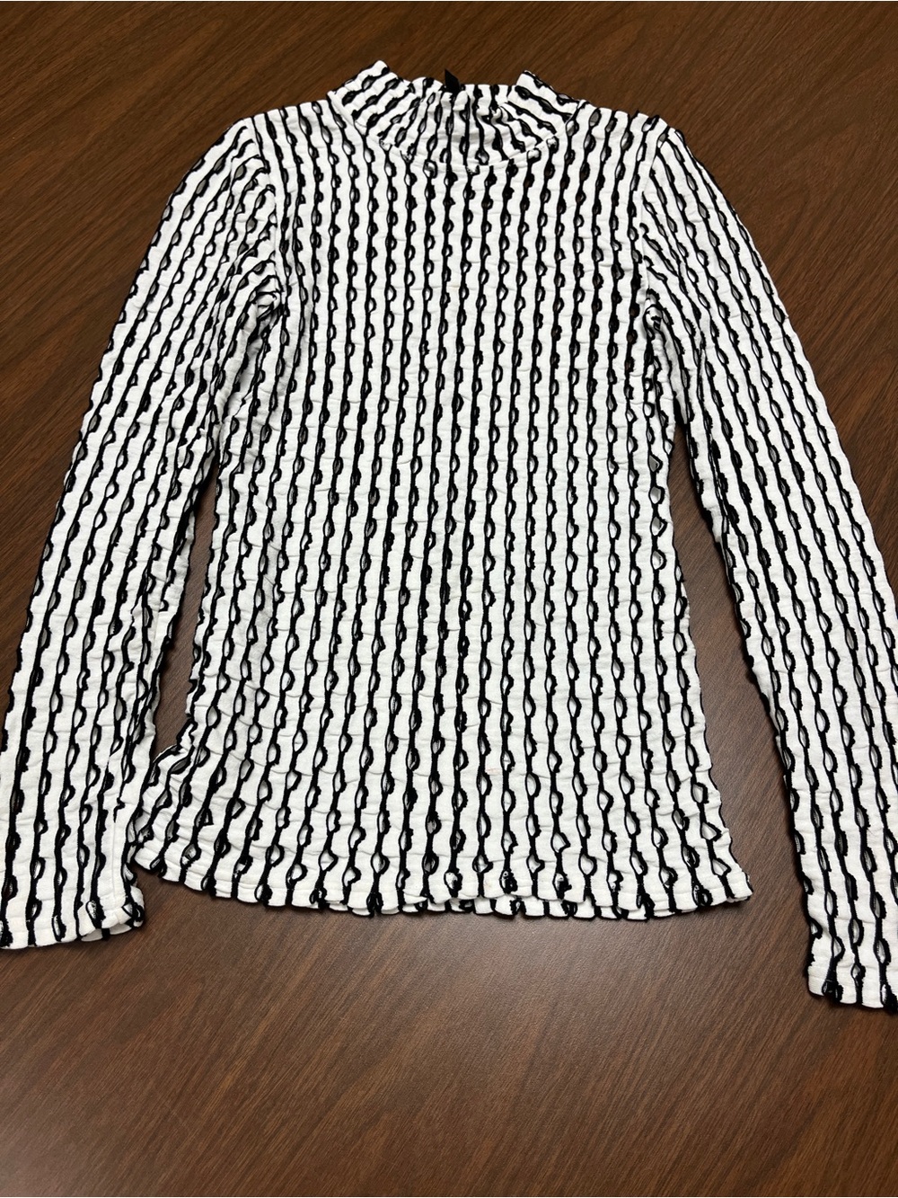 White House Black Market Black & White Textured Long Sleeve‎ Top, size XXS
